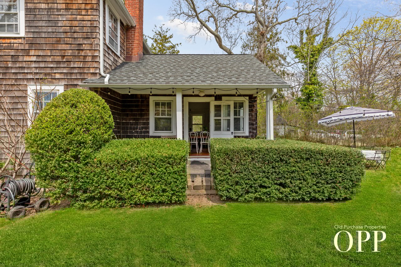 Early Bellport Charm Close to Everything