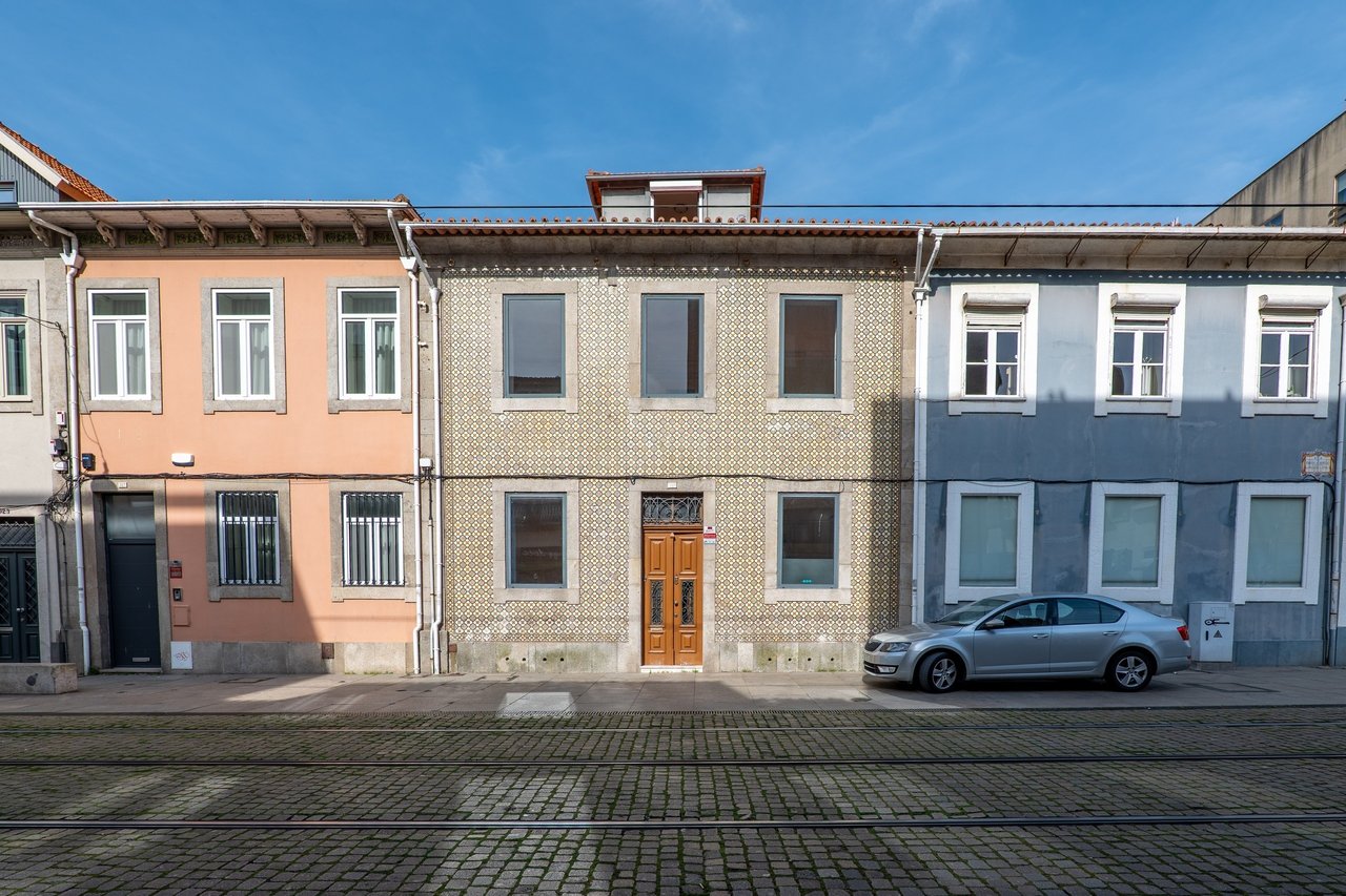Historic Home for Restoration in Matosinhos, Porto – Prime Coastal Investment Opportunity