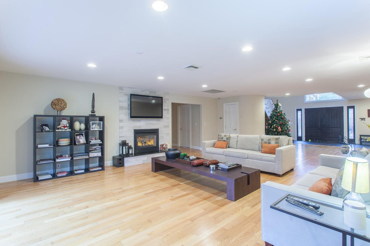 195 Cold Spring Rd, Syosset