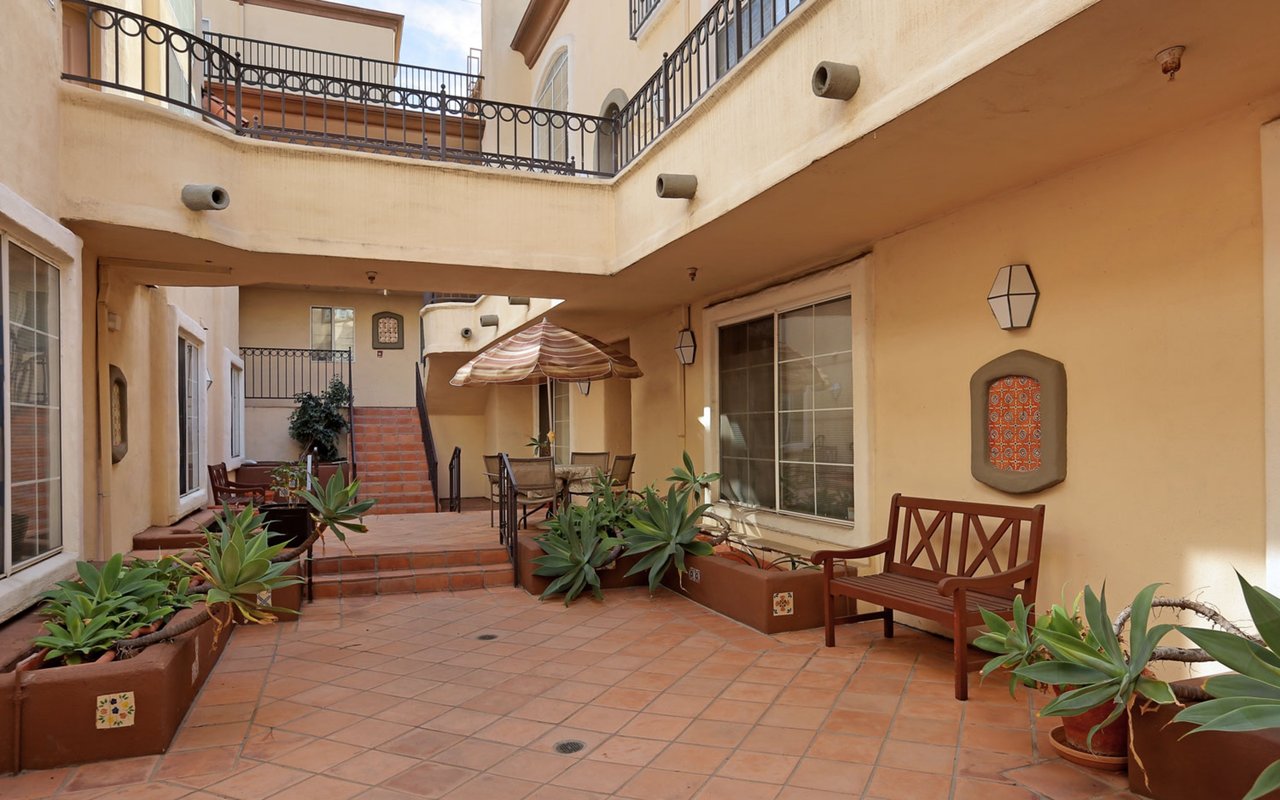 7122 La Tijera Blvd. Unit J201