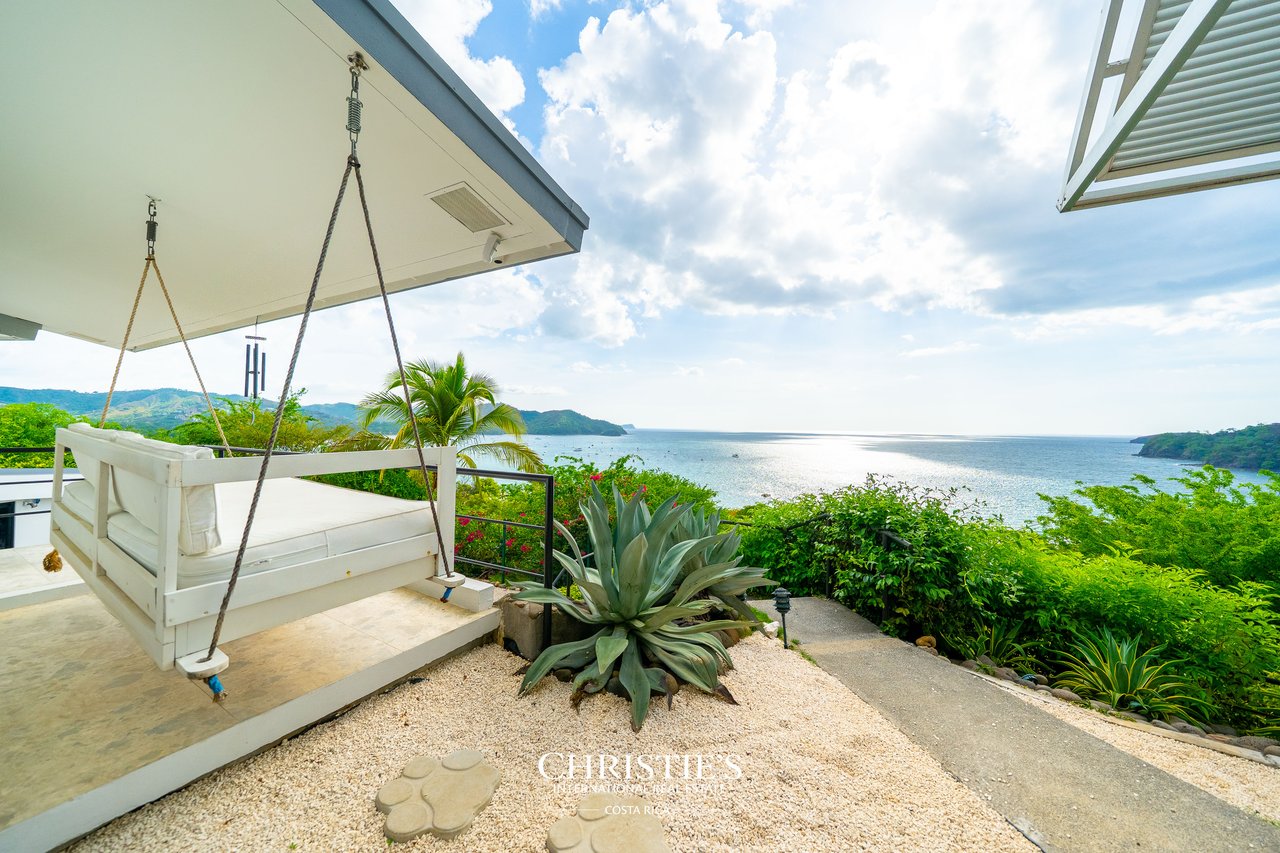 Casa Holmes: Award-Winning Glass House with Ocean Views