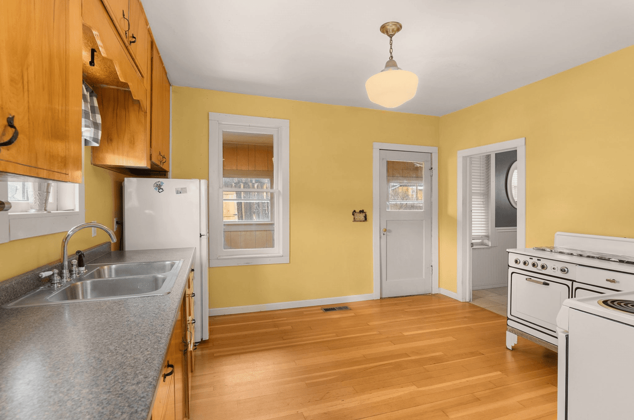 *SOLD* Just Listed In Roslyn