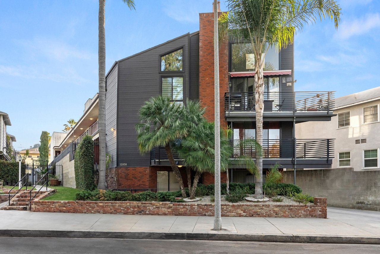 Radiant Townhome in the Heart of Studio City! 