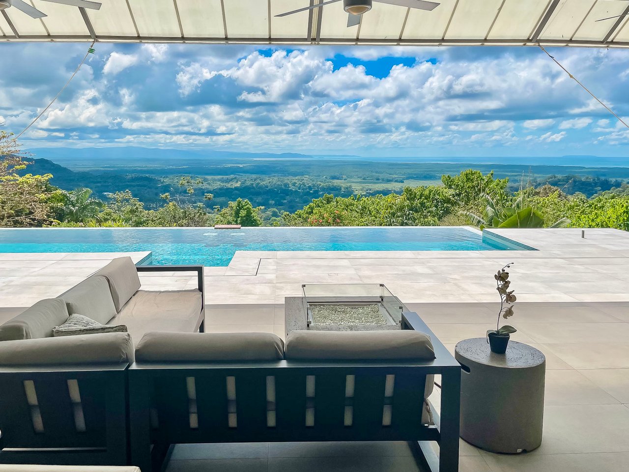 Bauhaus Modern Infinity Pool Home, Ojochal, Puntarenas