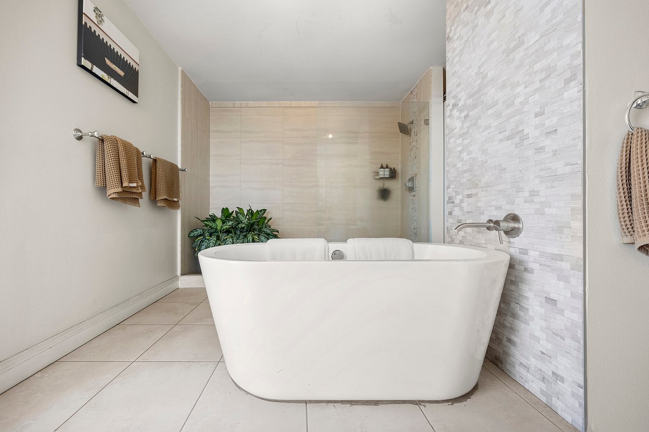 MIDCENTURY MODERN PENTHOUSE WEST for Sale in Santa Ana