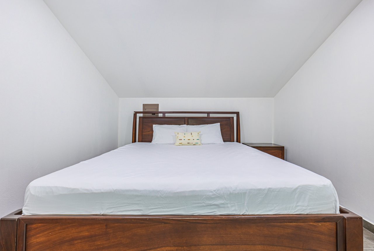 EXCEPTIONAL 5-BEDROOM RESIDENCE– PRIME LOCATION & VERSATILE LAYOUT