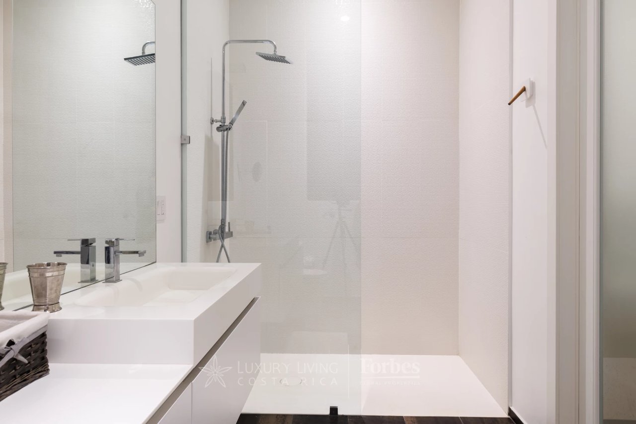 20166 - Paradise Estate: 4-Bedroom Villa with Spa & Pool in Pinilla