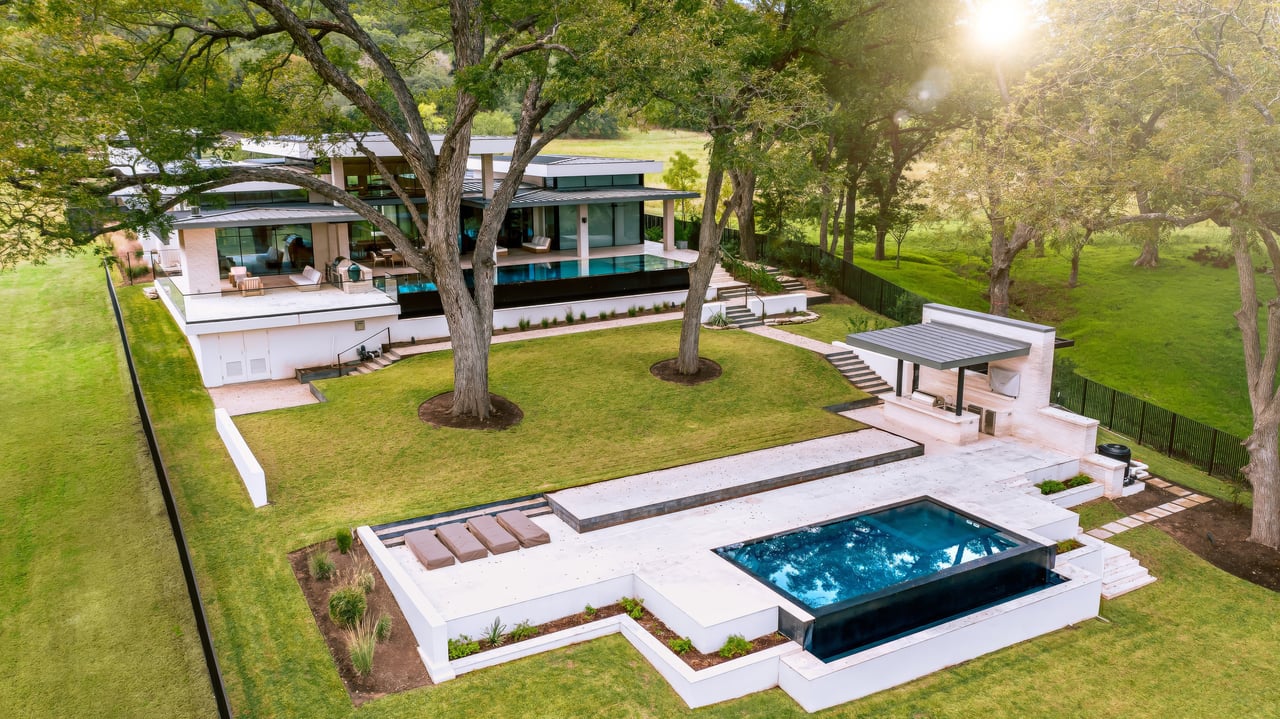 702 N Commons Ford Road