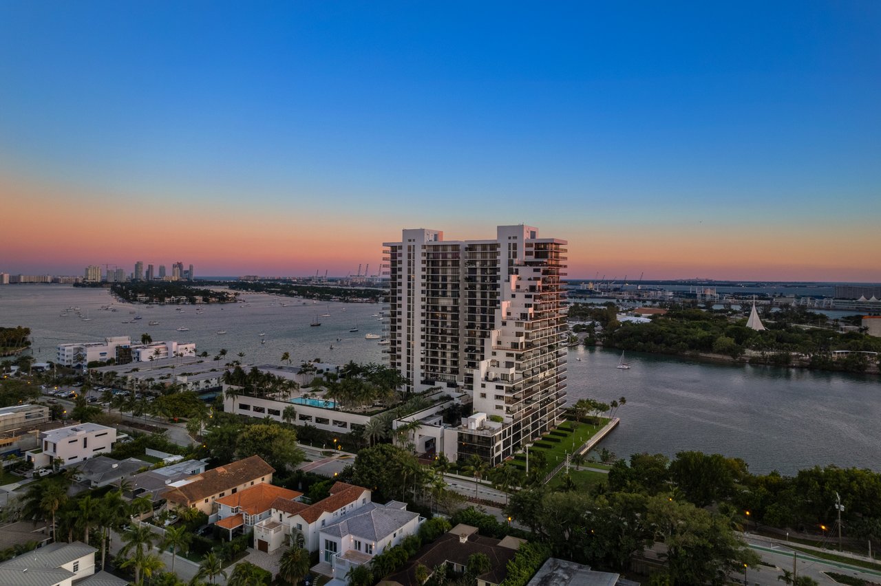 1000 Venetian Way 810