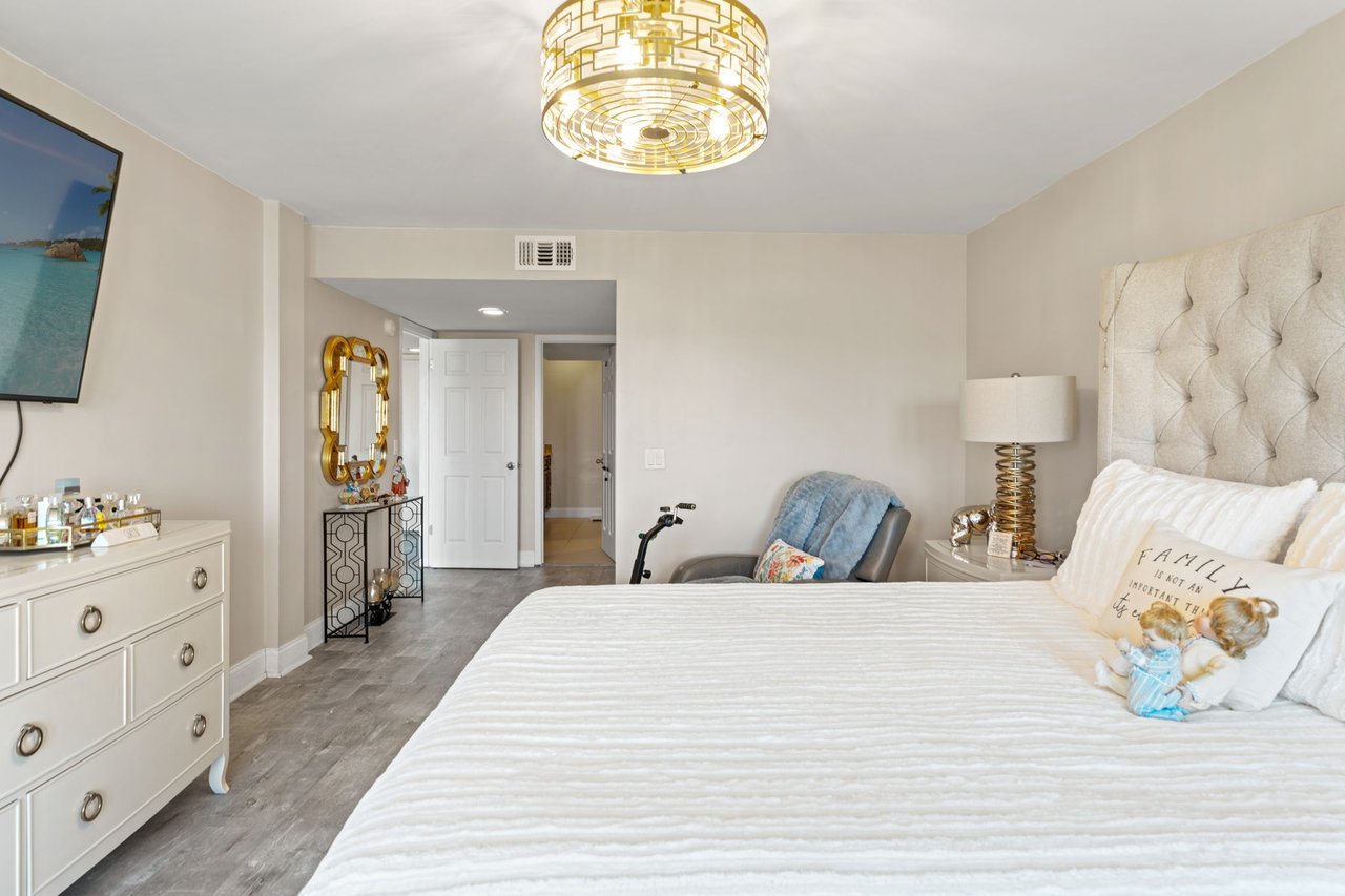 Upgraded 2-Bed Condo in Tarpon Springs with Scenic Views