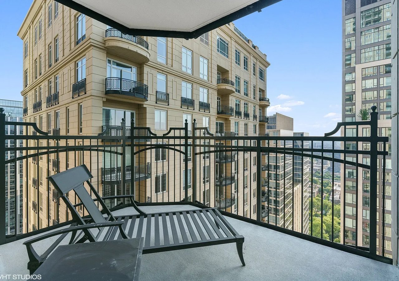 11 E Walton St APT 3201