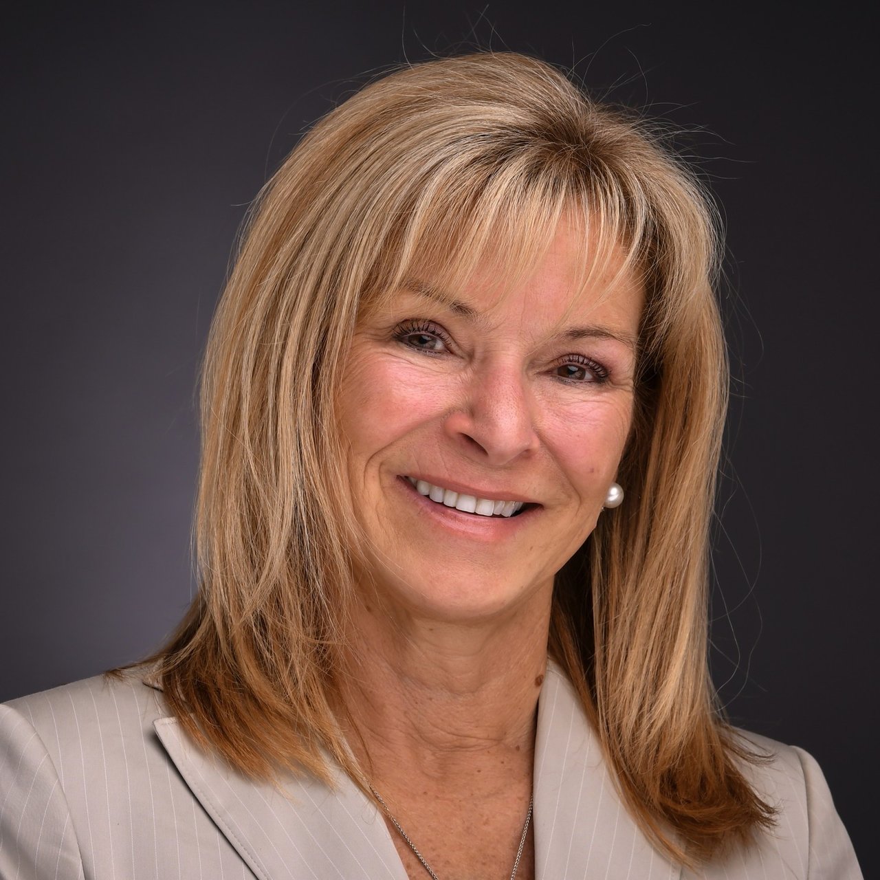 Dorothy Ziccardi Babylon, NY Real Estate Agent Headshot