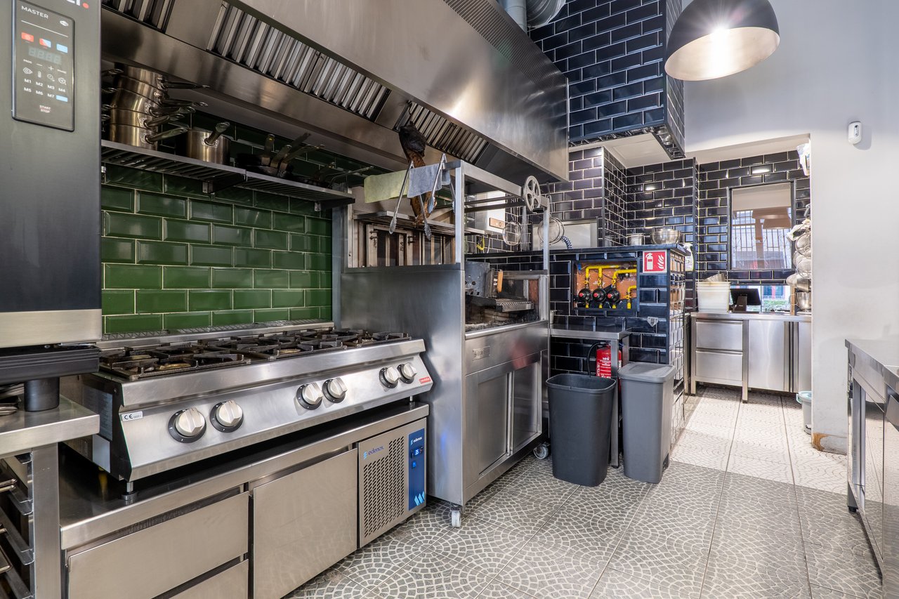 Prime Fine-Dining Restaurant Business Transfer (“Trespasse”) in Central Porto