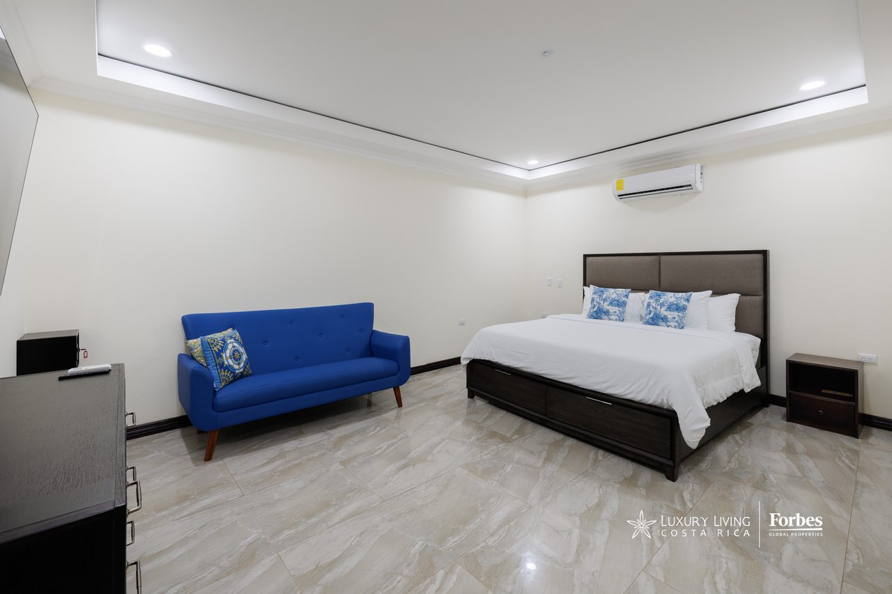 21472 - Fully Furnished Turnkey Luxury Beach Residence, 9 suites, 50 mts from Jaco Beach