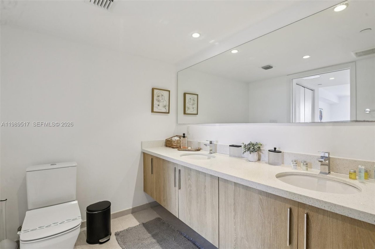 1100-100-street-703-fl-condo-for-sale-bathroom