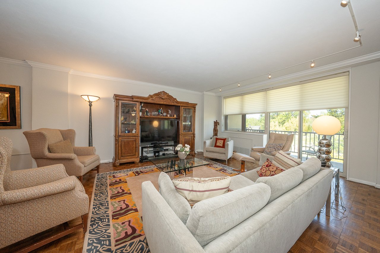 Easy Living on the Main Line!