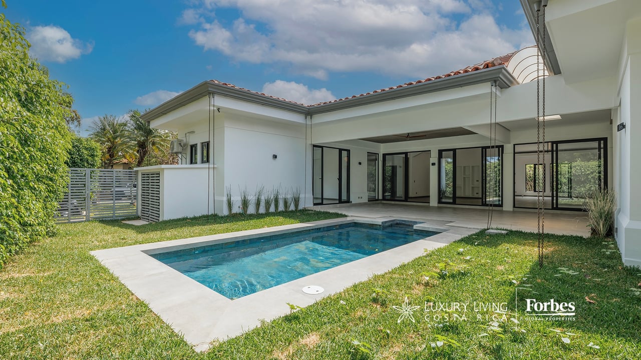 21468 - Remodeled 1-level house, 4 bedrooms, pool, terrace and garden