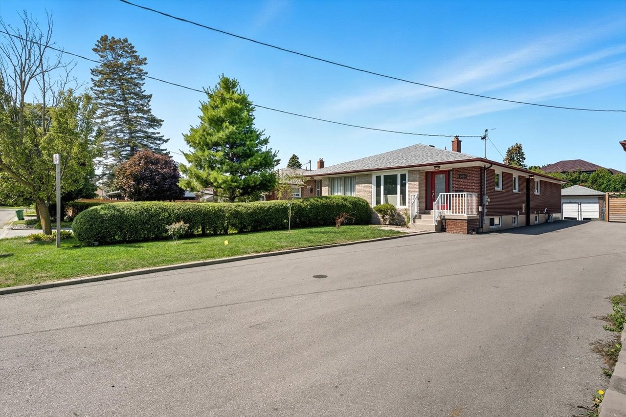 1624 Coram Cres
