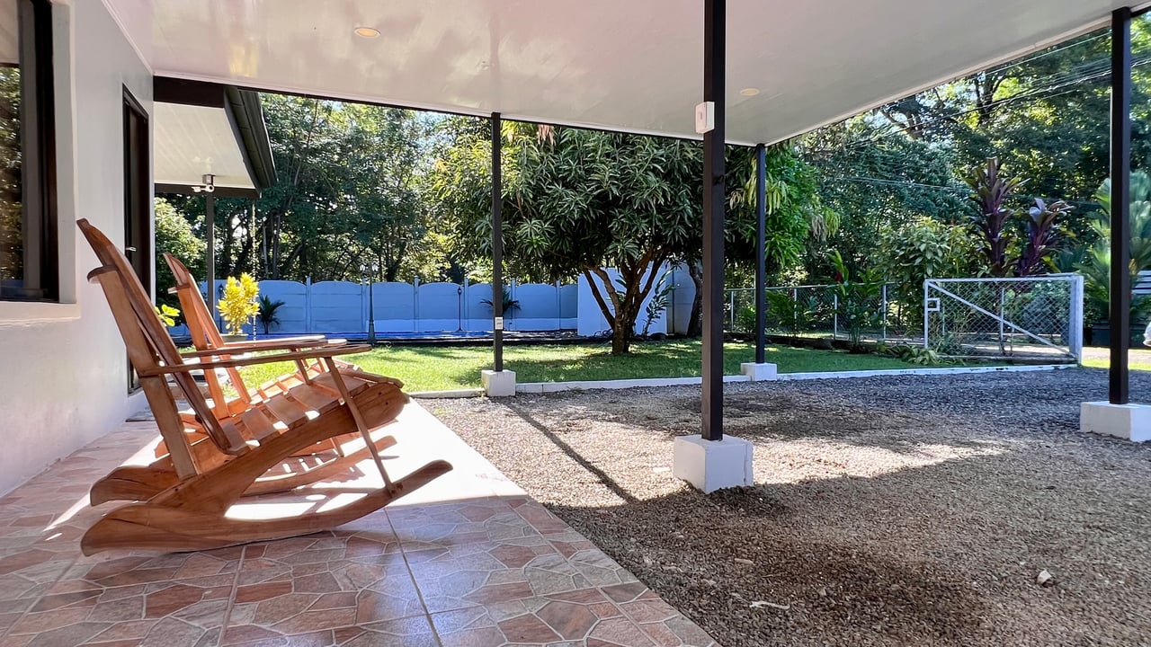 3-Bedroom Home with Large Pool and Garden in Bahía