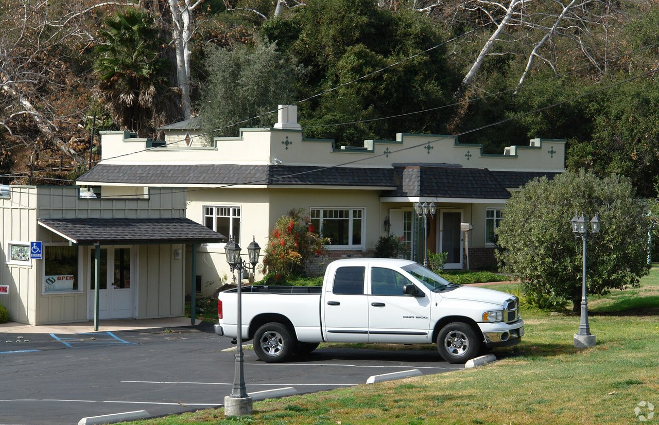 Creekside Plaza | 2809 S Mission Rd