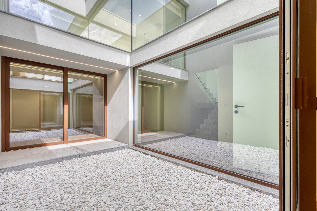 Contemporary 3-Bedroom Luxury Villa with Pool and Large Basement in Palmeira, Braga