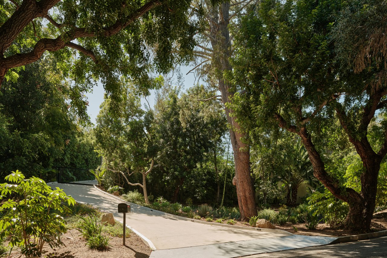 1035 Summit Dr, Beverly Hills 