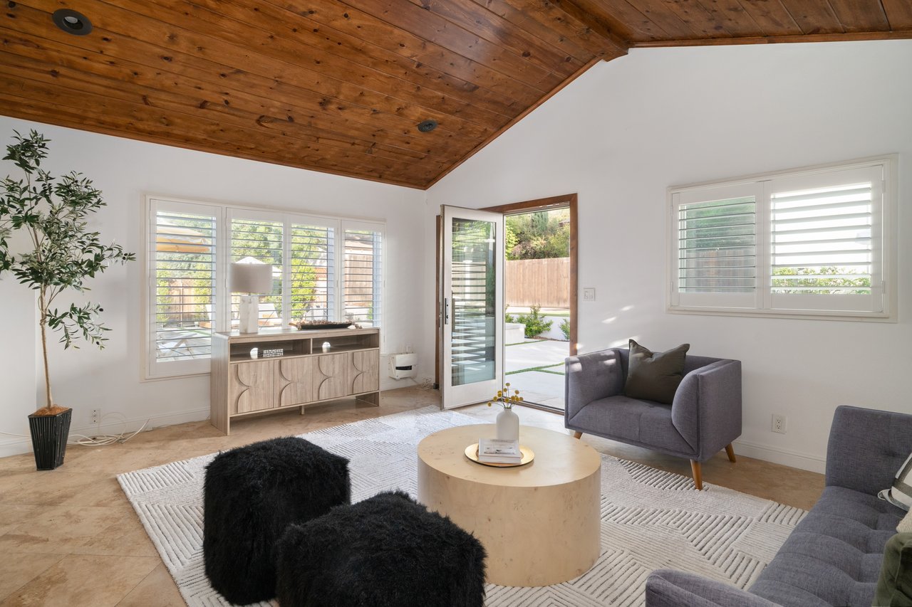 20212 Oxnard St, Woodland Hills