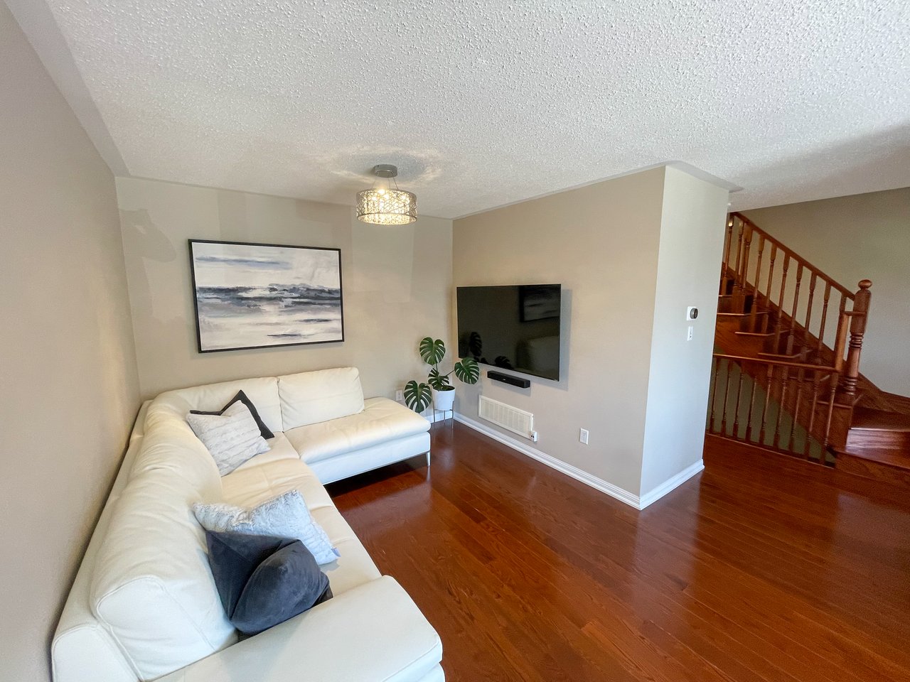 877 Willingdon Cres