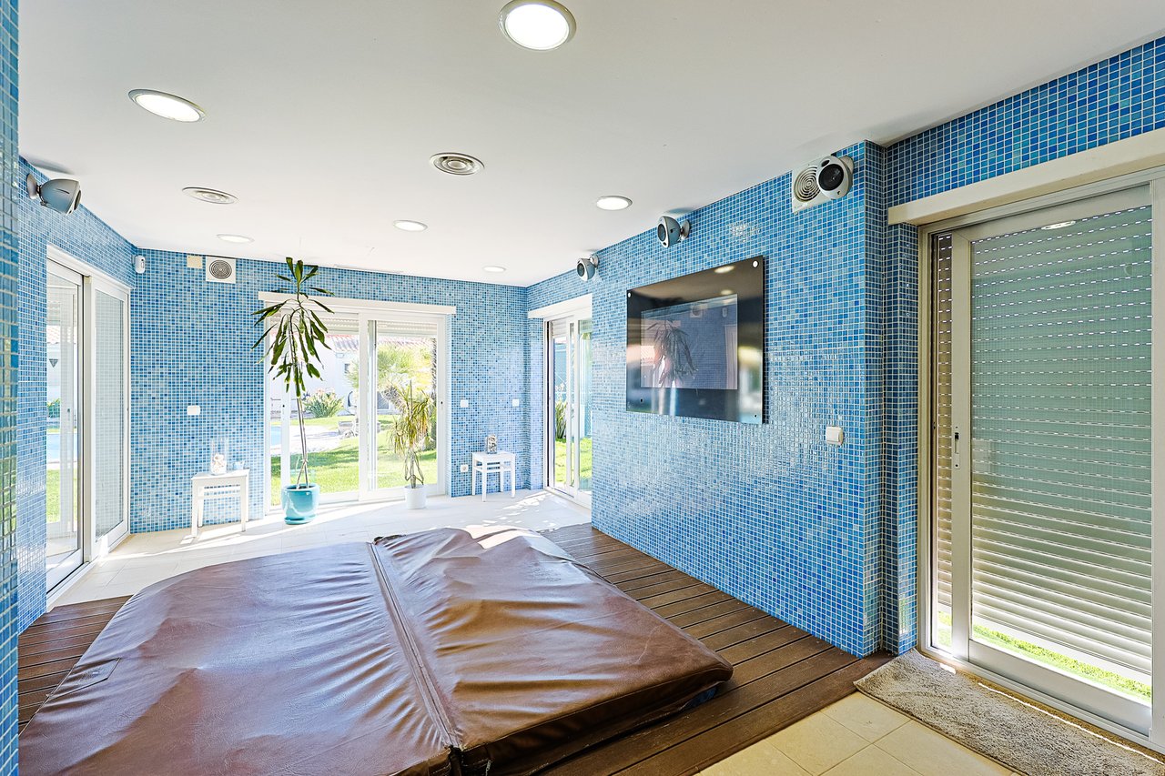 Exclusive 4,000 m² Estate in Azeitão with Tennis Court, Spa & Approved Development Project