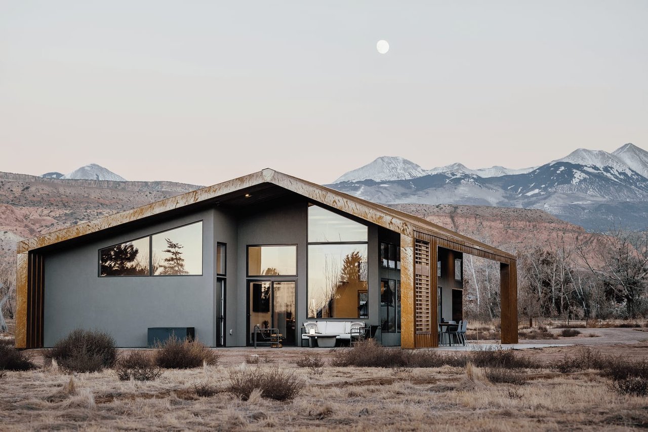 A Custom Home That Echoes Its Desert Setting