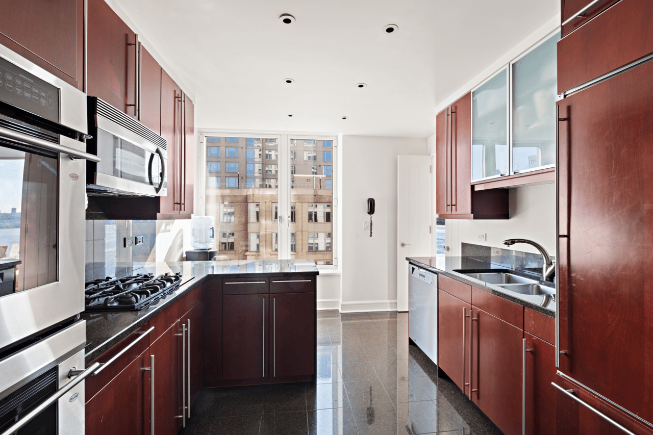 240 RIVERSIDE Boulevard 19B