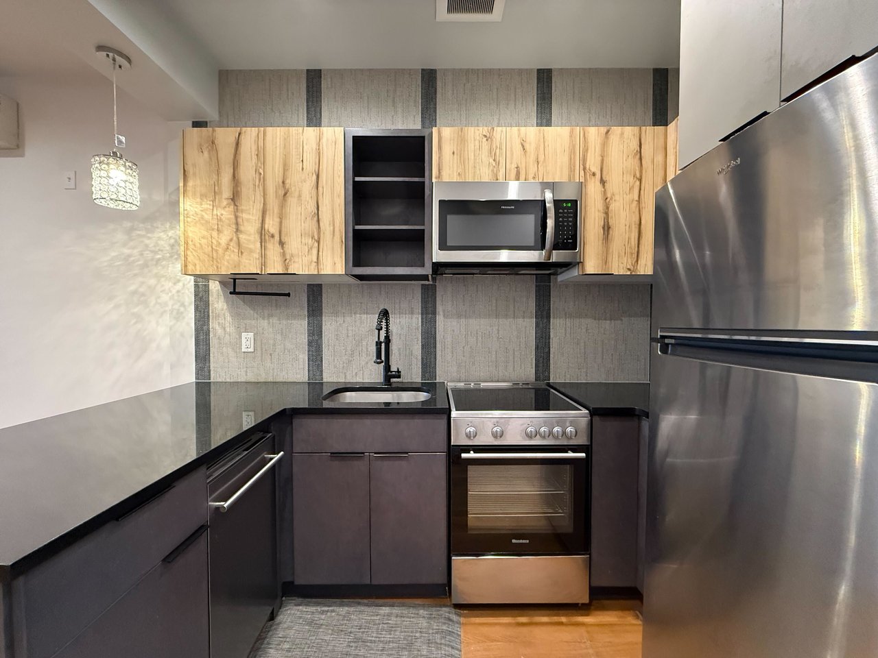 241 Scholes St 2R