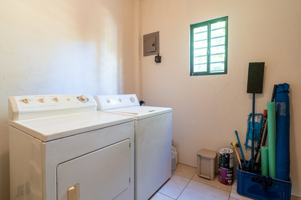 Casa Brisa de La Playa, 2 Bedroom Home Just Steps From the Beach!