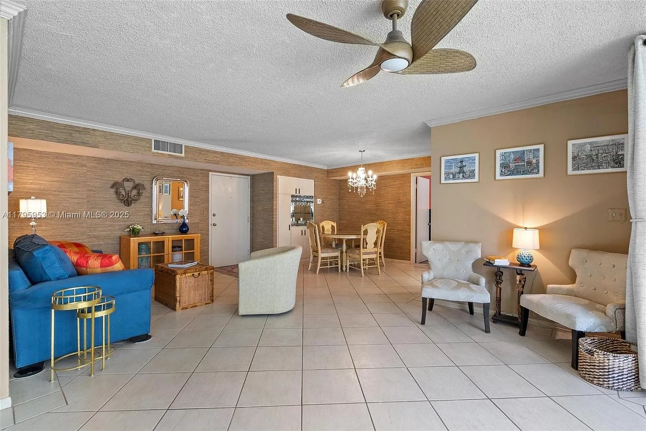 1239 Hillsboro Mile Apt 203