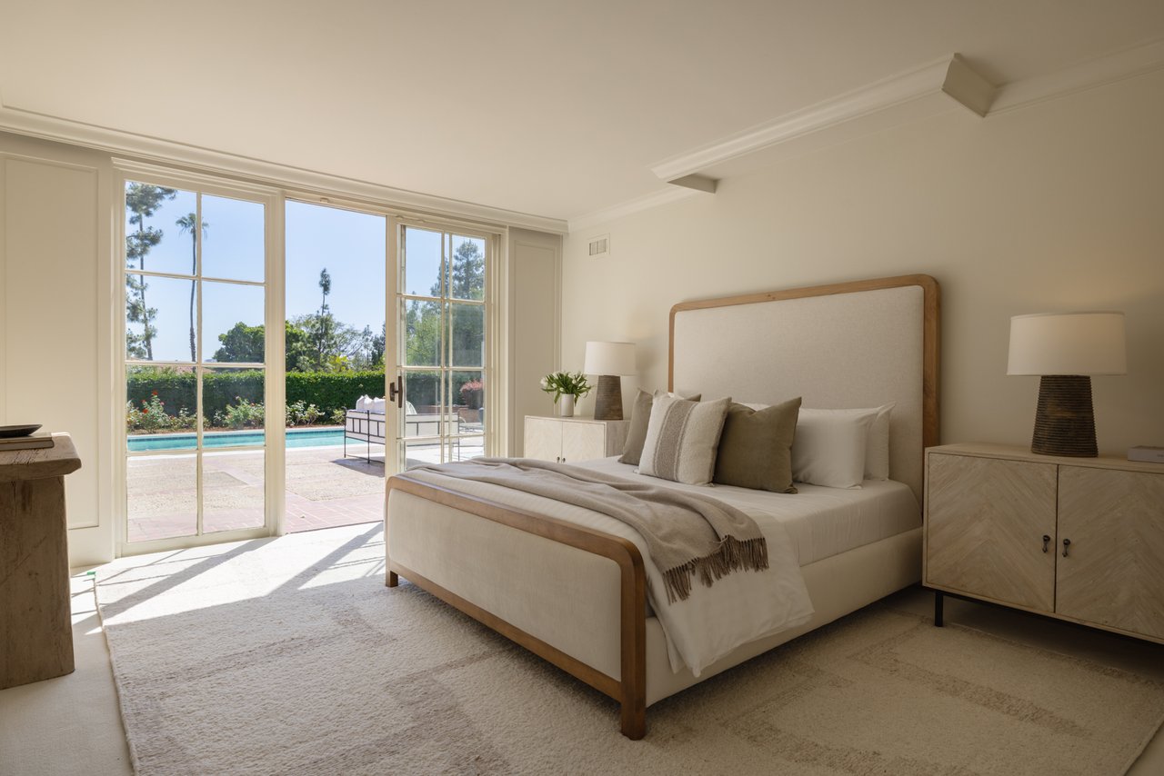 1025 N Crescent Dr, Beverly Hills