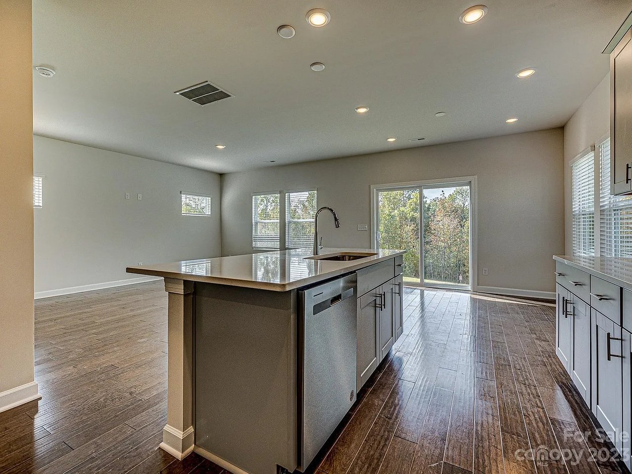 664 Citriadora St