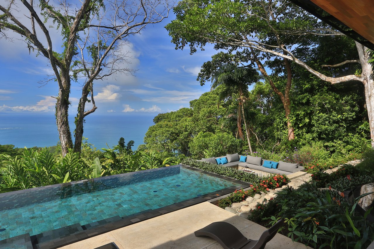 Casa Sanctuary ·  Luxury Jungle Villa · Whale Tail View