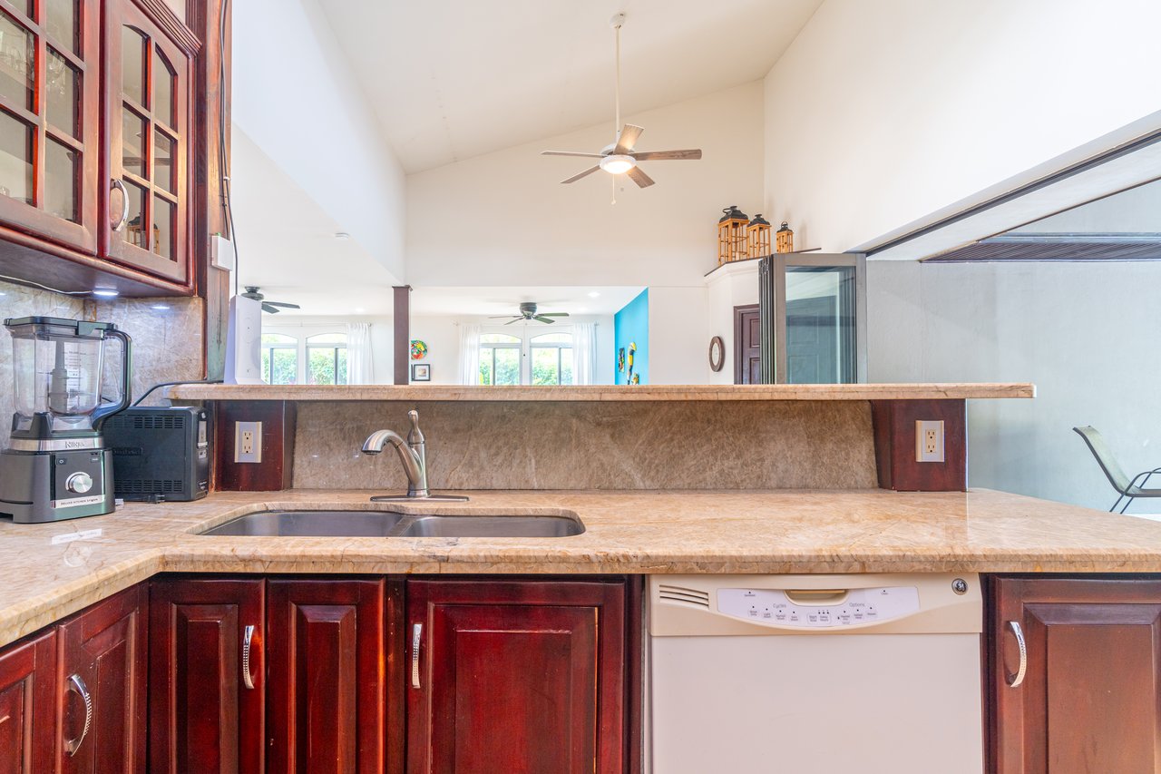 Casa Luna, 3bed /3bath Private Oasis, Convenient Location