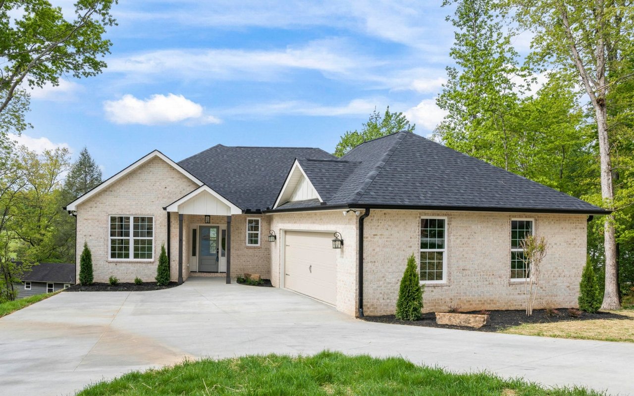 Wallace Luxury Spotlight | 415 Alpine Drive Clinton, TN 37716