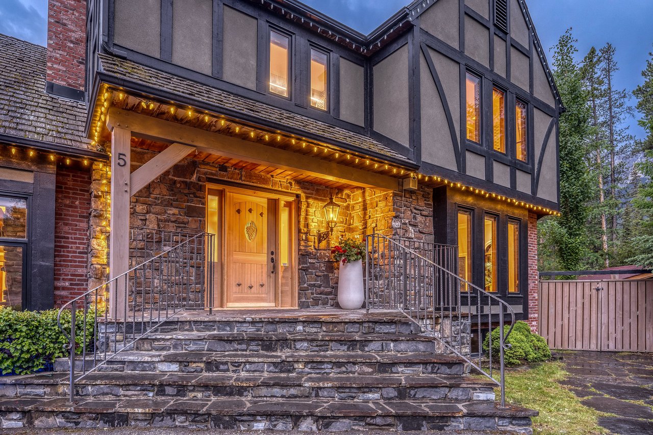 Private Mountain Retreat on Nearly Half an Acre