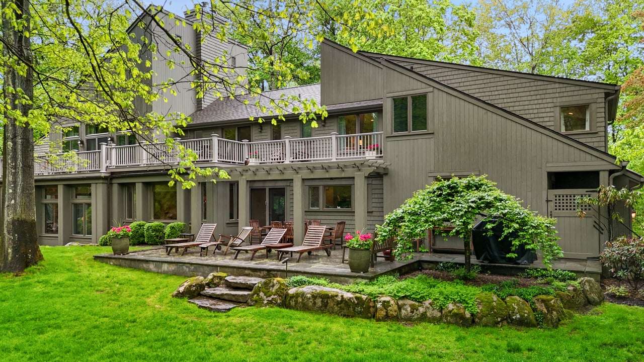 17 Eastwoods Road