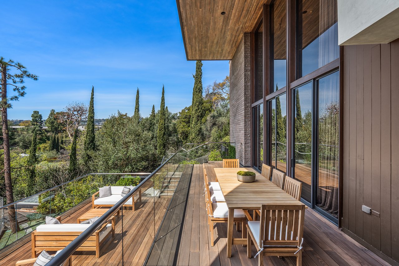  A Beverly Hills Architectural Masterpiece – Where Modern Luxury Meets Timeless Elegance