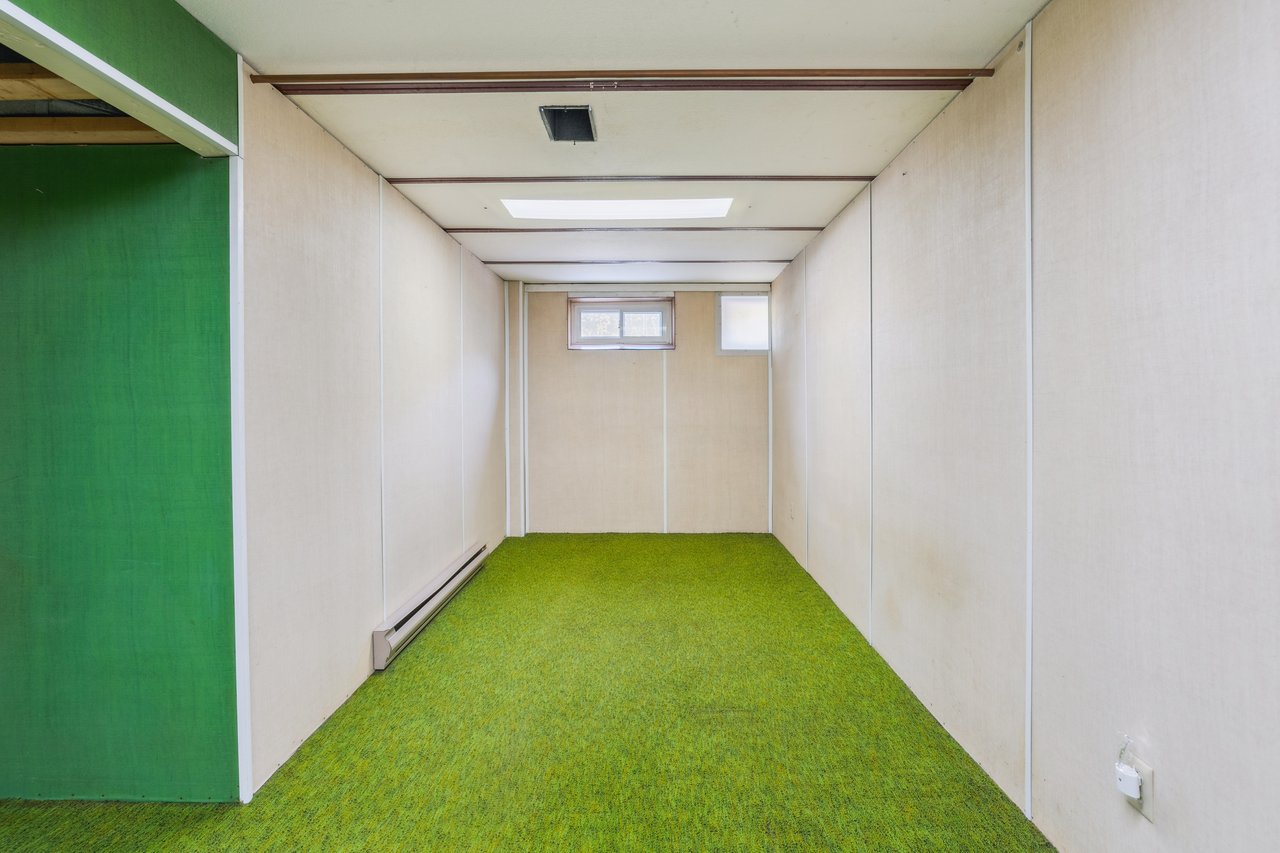 Bungalow on 60' x 125' lot with endless potential