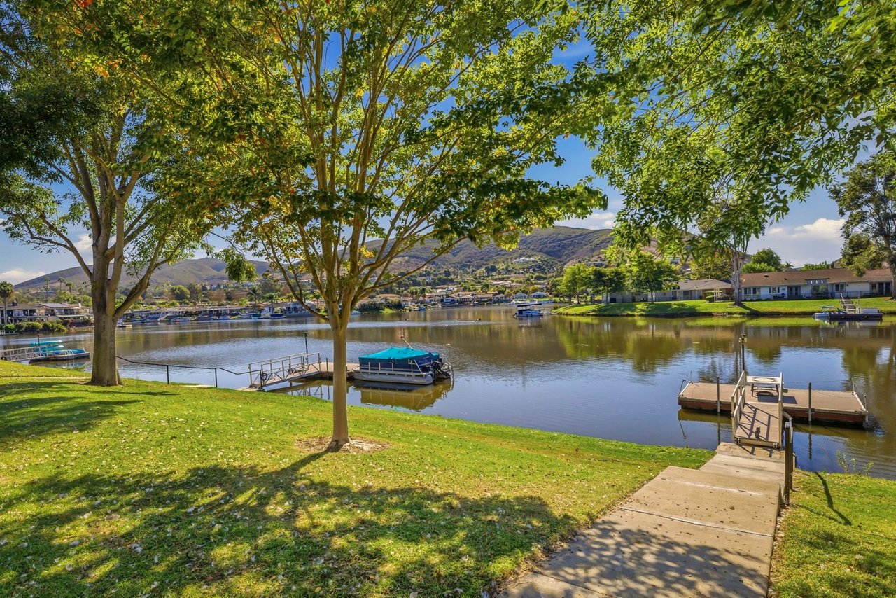 1541 Via Entrada Del Lago