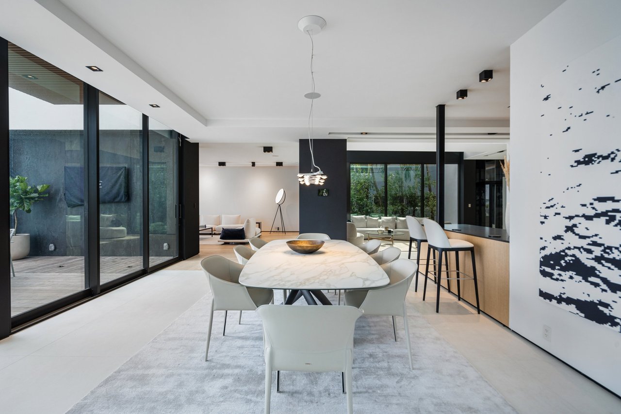 February 2025 | Sabal Development, led by Pascal Nicolai, Finalizes $20.6 Million Sale of Exquisite Venetian Island Estate