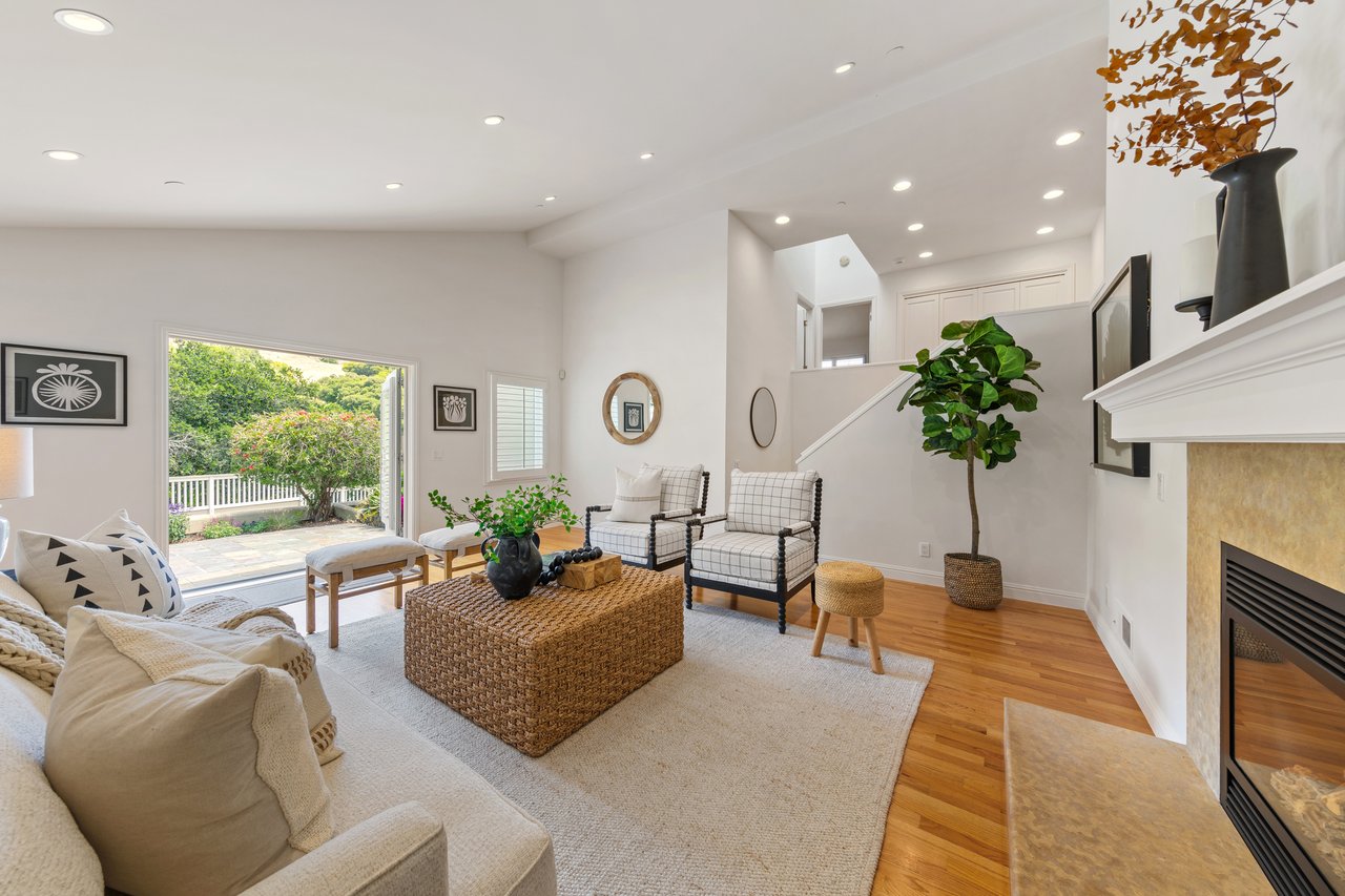 Picturesque and Private View Residence