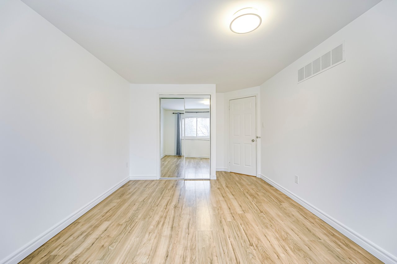 3042 Patrick Cres