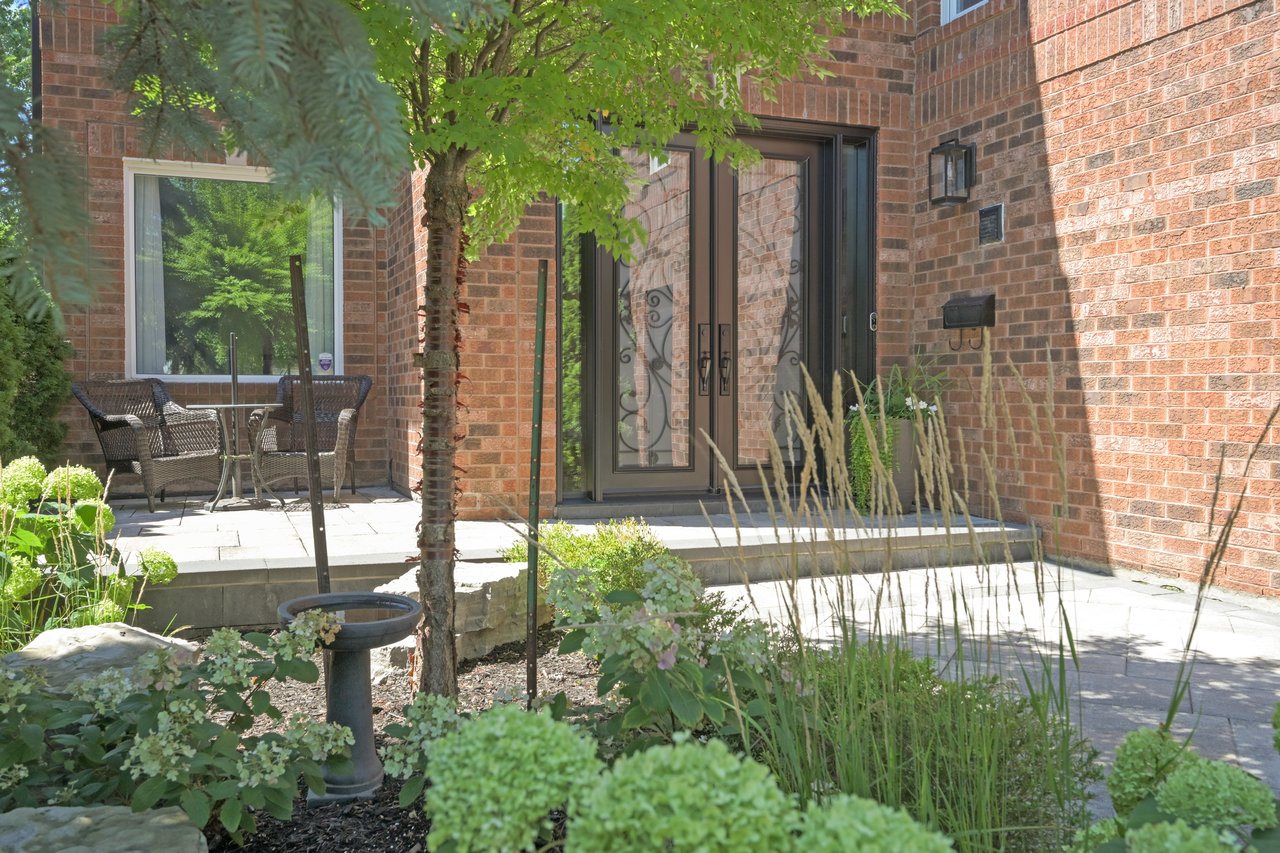 Impressive Home on Ravine Lot in Glen Abbey