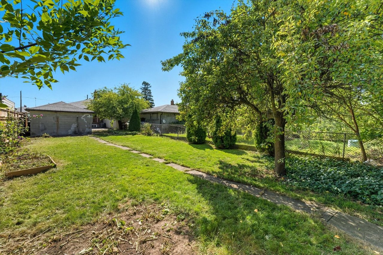 1624 Coram Cres