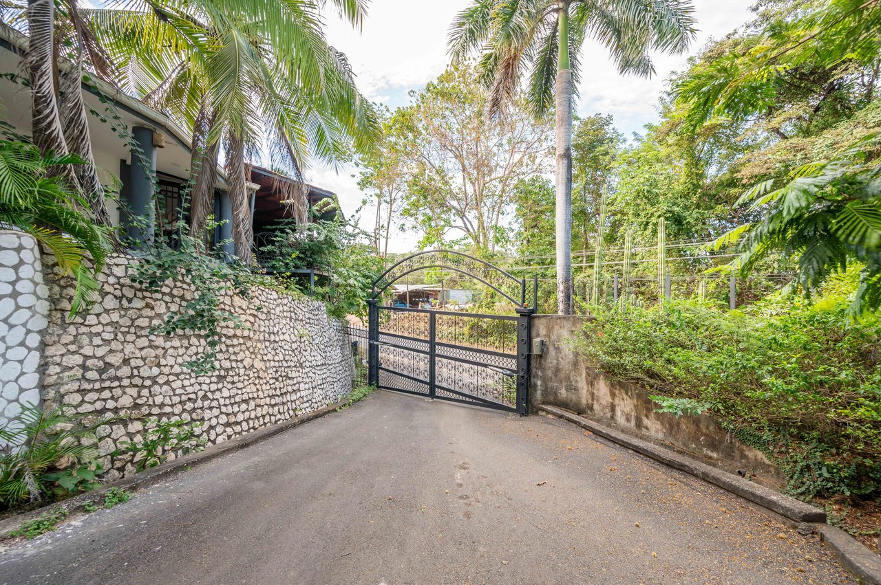 Cornett Retreat | Multi-Unit Colonial Compound 10 Mins to Playa Grande